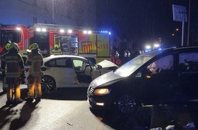 Feuerwehr Paderborn: FW Paderborn: Verkehrsunfall mit zwei beteiligten Pkw an der Riemekestr.