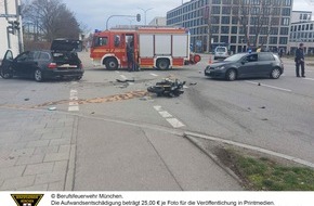 Feuerwehr München: FW-M: Motorrad kracht in Pkw (Milbertshofen)