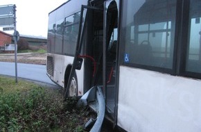 Polizeiinspektion Rotenburg: POL-ROW: Linienbus abgedrängt+++Cabrio flüchtet nach Parkplatzrempler+++Kollision mit Straßenbaum