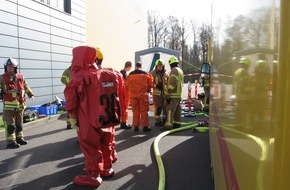 Feuerwehr Ratingen: FW Ratingen: Ratingen-Lintorf, 15.02.2020, 11.20 Uhr, Gefahrgutaustritt aus Paket.
