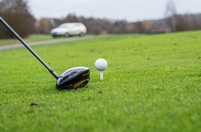 HUK-COBURG: Wann muss Golfer zahlen? / Ungewöhnliche Flugbahn: Golfball trifft Heckscheibe - ohne Verschulden keine Haftung