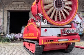 Feuerwehr Dresden: FW Dresden: Vegetationsbrand greift auf Lagerhalle &uuml;ber