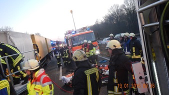 Feuerwehr Mönchengladbach: FW-MG: Schwerer Verkehrsunfall mit 3 LKW, zwei Personen eingeklemmt und verletzt