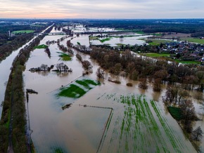 FW Hünxe: Folgemeldung zum Hochwasser, vier gekenterte Personen, drei Rettungshubschrauber im Einsatz