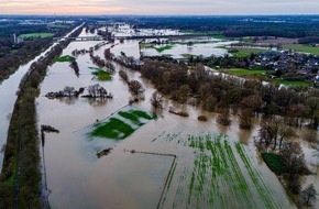 Freiwillige Feuerwehr Hünxe: FW Hünxe: Folgemeldung zum Hochwasser, vier gekenterte Personen, drei Rettungshubschrauber im Einsatz