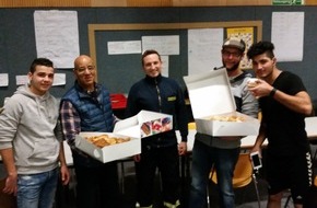 Feuerwehr Düsseldorf: FW-D: Feuerwache Flingern überrascht Flüchtlinge mit Kuchen