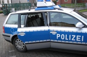 Polizeiinspektion Hameln-Pyrmont/Holzminden: POL-HOL: Holzminden - Innenstadt: Betrunken Streifenwagen beschädigt