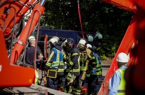 Feuerwehr Bochum: FW-BO: Schwer verletzter Bauarbeiter aus Baugrube gerettet