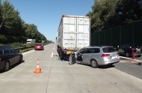 Polizeiinspektion Cuxhaven: POL-CUX: Verkehrsunfall zwischen PKW und Sattelzug auf der Bundesautobahn 27