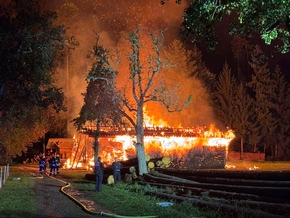 KFV-CW: Hütte auf Pferdehof geht in Flammen auf