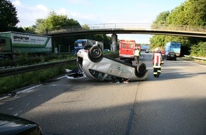 Feuerwehr Essen: FW-E: Verkehrsunfall auf der A 40, PKW überschlagen, eine 39jährige Frau verletzt (Foto verfügbar)