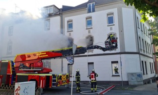 Feuerwehr Dortmund: FW-DO: Drei Personen bei Wohnungsbrand aus Gebäude gerettet // Wohnungsinhaberin erleidet schwere Rauchgasvergiftung