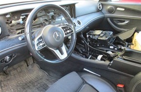 Polizei Rheinisch-Bergischer Kreis: POL-RBK: Odenthal - Mercedes vor Haust&uuml;r aufgebrochen