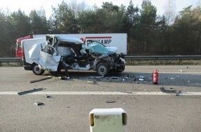 Polizeiinspektion Emsland/Grafschaft Bentheim: POL-EL: Salzbergen - Transporter Totalschaden, Fahrer unverletzt