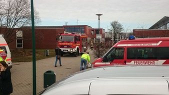 RKiSH: Größeres Notfallereignis (GröNo): Reizgasaustritt in Gettorfer Schule / 5 Patienten im Krankenhaus / Großaufgebot an Rettungskräften vor Ort