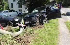 Polizei Rheinisch-Bergischer Kreis: POL-RBK: Kürten - Pkw kollidiert mit Straßenlaterne - vier Fahrzeuge beschädigt