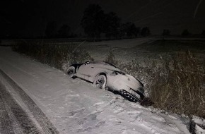 Polizeiinspektion Stade: POL-STD: Wintereinbruch sorgt für fünf Glätteunfälle - zwei Autofahrer mit Sommerreifen unterwegs