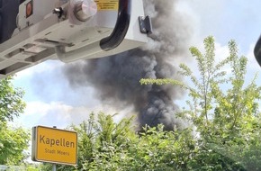 Feuerwehr Moers: FW Moers: Werkstatthalle und Kleintransporter brennen in Moers-Kapellen