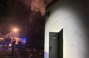 Feuerwehr Plettenberg: FW-PL: OT-Kückelheim. Werkstattbereich einer Großraumgarage geriet in Brand.