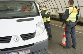Bundespolizeidirektion München: Bundespolizeidirektion München: Unterwegs mit Migranten - Bundespolizei nimmt mehrere Fahrzeugführer auf A93 fest
