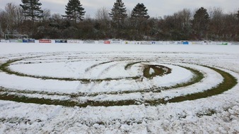 Polizeipräsidium Aalen: POL-AA: Landkreis Schwäbisch Hall: Sportplatz beschädigt - Einbruch in Gartencenter - Ohne Führerschein, aber mit Handy - LKW-Kontrollen - Sonstiges