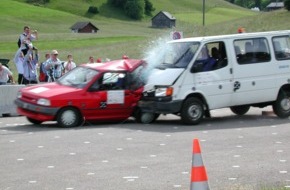 AXA Winterthur: Crash test 2015 / Furgoni - un carico di rischi