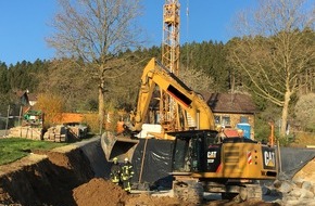 Kreisfeuerwehrverband Calw e.V.: KFV-CW: Bagger beschädigt Gasleitung - Zwei Wohnhäuser evakuiert