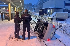Kreispolizeibehörde Märkischer Kreis: POL-MK: Erste Schneebilanz: Fünf Verletzte und PKW im Bahngleis