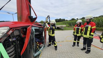 Freiwillige Feuerwehr Gemeinde Schiffdorf: FFW Schiffdorf: Gemeindefeuerwehr trainiert Zusammenarbeit für schwere Verkehrsunfälle