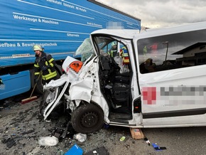 KFV Bodenseekreis: B33: Kollision von Kleinbus mit LKW