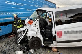 Kreisfeuerwehrverband Bodenseekreis e. V.: KFV Bodenseekreis: B33: Kollision von Kleinbus mit LKW