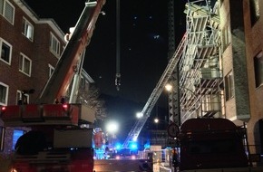 Feuerwehr Düsseldorf: FW-D: Erstmeldung - Baugerüst in Schräglage - Höhenretter und Feuerwehrkran im Einsatz