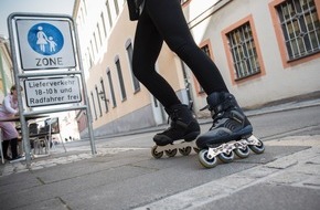 HUK-COBURG: Skaten: Vorsicht ist besser als Nachsicht / Inlineskater gehören zu den Fußgängern - in der Regel müssen sie mit Schrittgeschwindigkeit auf Bürgersteigen fahren