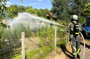 Feuerwehr Bocholt: FW Bocholt: Vegetationsbrand am Radweg - Feuerwehr verhindert Ausbreitung