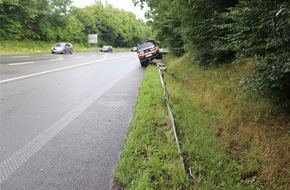 Kreispolizeibehörde Höxter: POL-HX: Fahrzeug kommt auf Leitplanke zum Stillstand - Fahrer leicht verletzt