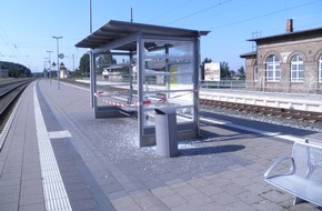 Bundespolizeiinspektion Rostock: BPOL-HRO: Wetterunterstand am Bahnhof Schwaan beschädigt