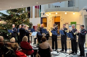 Freiwillige Feuerwehr Tönisvorst: FW Tönisvorst: Musikzug der Freiwilligen Feuerwehr Tönisvorst bringt Weihnachtsfreude ins Altenheim St. Tönisvorst