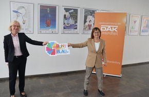 DAK-Gesundheit: Gesundheitsministerin Nonnemacher eröffnet DAK-Ausstellung "bunt statt blau" gegen Komasaufen