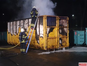 FW-PL: Ortsteil Eiringhausen - Brennender Container beschäftigt Feuerwehr mehrere Stunden