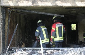 Feuerwehr Mettmann: FW Mettmann: Einfamilienhaus in Mettmann nach Vollbrand unbewohnbar