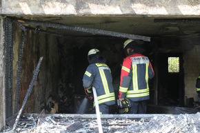 FW Mettmann: Einfamilienhaus in Mettmann nach Vollbrand unbewohnbar