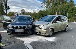 Polizei Mettmann: POL-ME: Verkehrsunfall: Zwei Personen leicht verletzt - 2609059