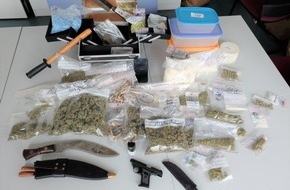 Polizei Rheinisch-Bergischer Kreis: POL-RBK: Overath - Vorläufige Festnahme: 43-Jähriger hortet Drogen und Waffen
