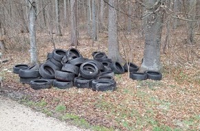 Polizeipr&auml;sidium Ulm: POL-UL: (UL) Laichingen/B28 - Haufenweise Altreifen entsorgt / In den vergangenen Tagen hatte ein Unbekannter an gleich zwei Parkpl&auml;tzen entlang der B28 bei Laichingen rund 60 Altreifen hinterlassen.