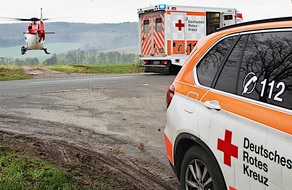 Polizeiinspektion Hameln-Pyrmont/Holzminden: POL-HM: Autofahrerin durch Baumaufprall auf der Landesstraße 423 bei Hasperde lebensgefährlich verletzt - Rettungshubschrauber im Einsatz