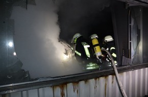 Freiwillige Feuerwehr Gemeinde Schiffdorf: FFW Schiffdorf: Aufmerksamer Passant und schnelles Eingreifen verhindern Großfeuer in Schiffdorfer Gewerbegebiet