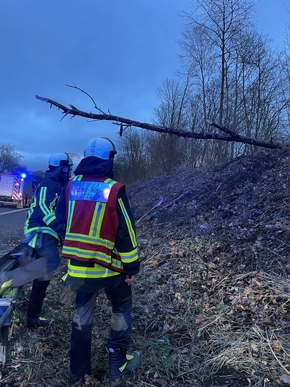 FW-BO: Sturmböen bis 90 km/h - Feuerwehr Bochum im Dauereinsatz