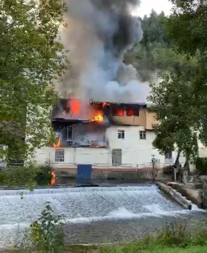 KFV-CW: Feuerwehr hat Dachstuhlbrand schnell gelöscht / Drei Verletzte - 300.000 Euro Schaden bei Großbrand
