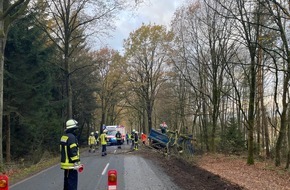 Freiwillige Feuerwehr Südheide: FW Südheide: LKW kommt von Straße ab und kippt um - Fahrer beleibt unverletzt