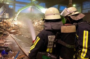 Feuerwehr Bochum: FW-BO: Sperrmüll brennt in der Halle eines Entsorgungsbetriebes